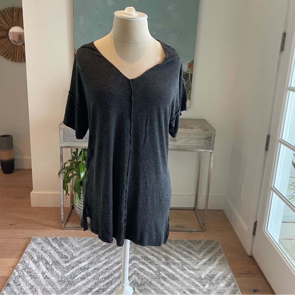 EUC.,Bordeaux Relaxed V-Neck Short Sleeve Top in Charcoal